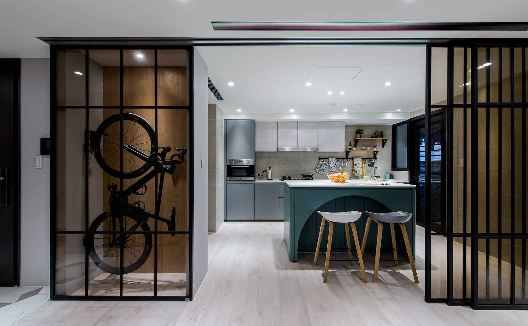 现代北欧三居室装修厨房移门设计图
