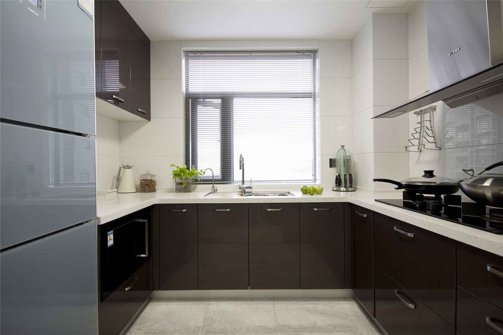 现代简约三居室最好的厨房装修效果图