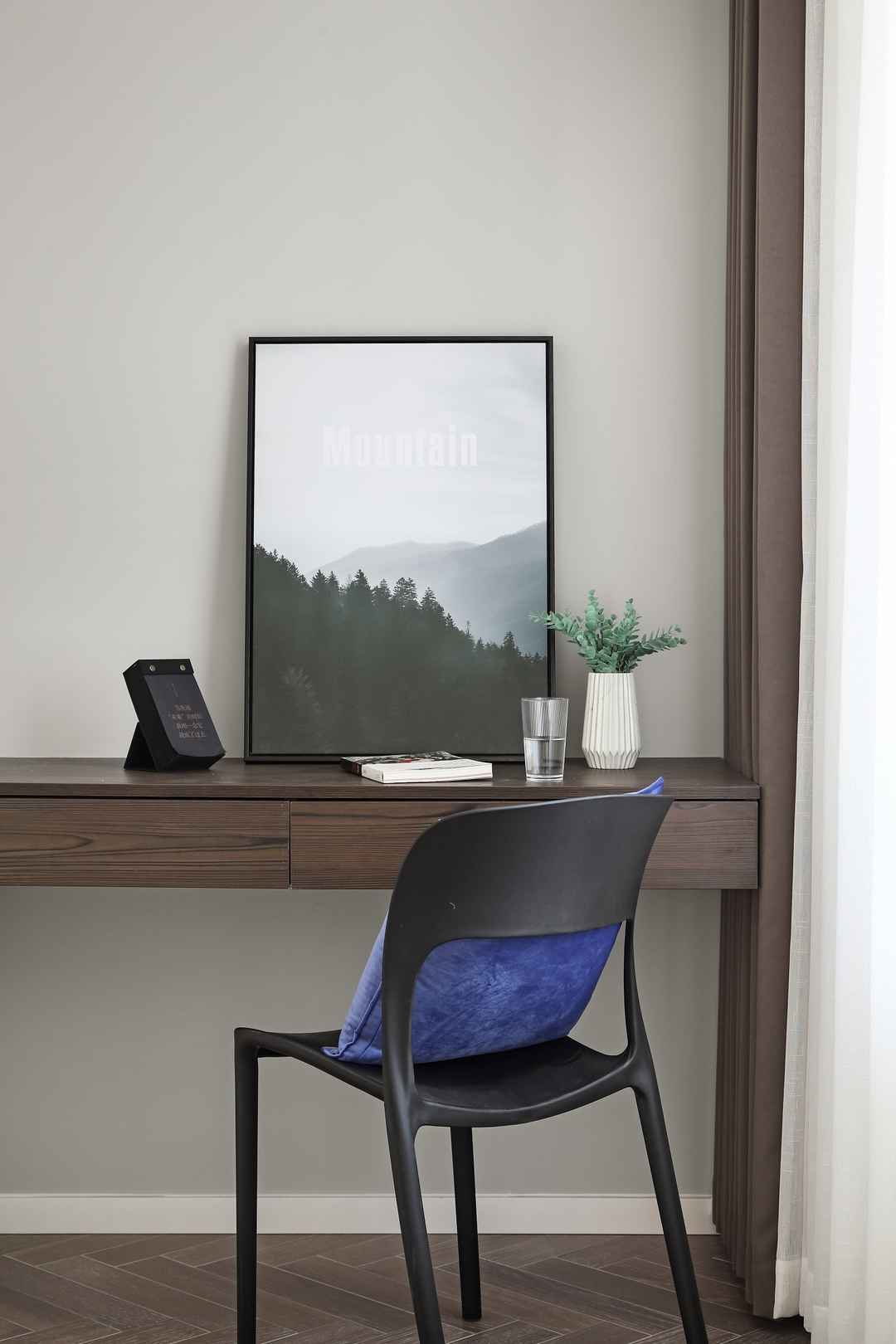 现代简约风格两居装修书桌椅设计