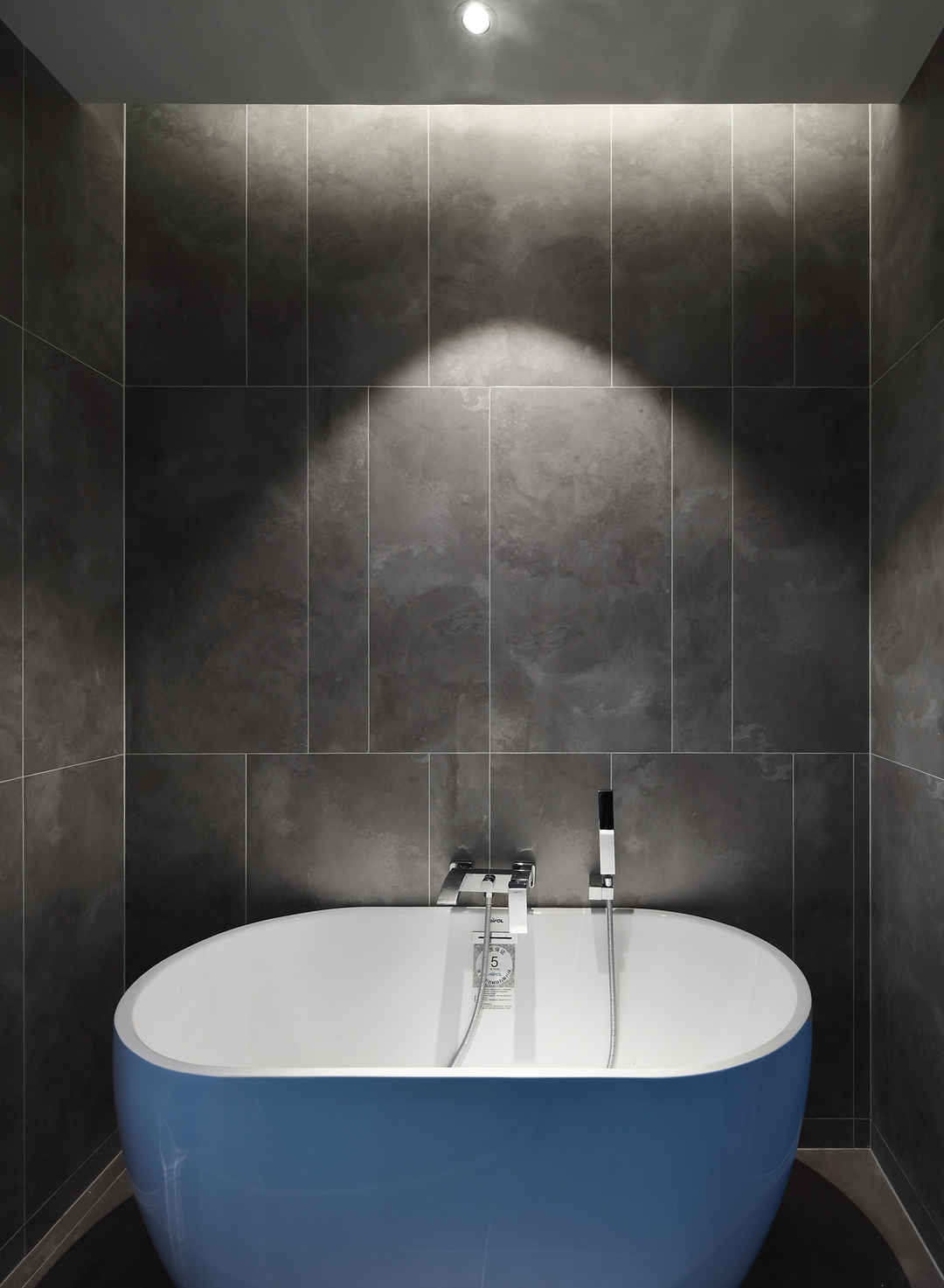 现代简约风格三居室装修卫生间浴缸设计
